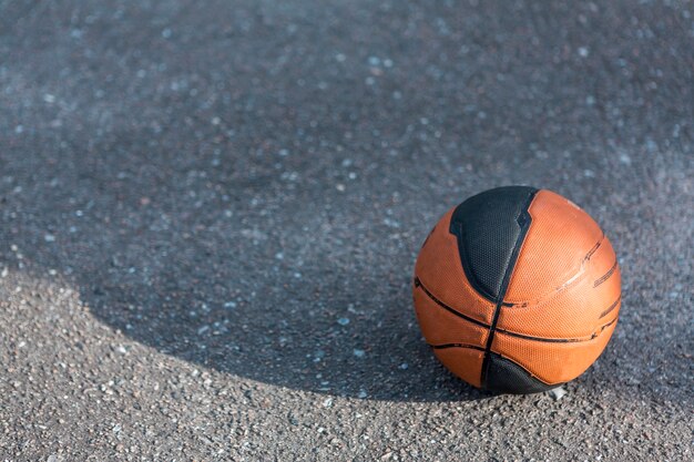 Vista frontal de baloncesto sobre asfalto