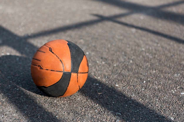 Vista frontal de baloncesto sobre asfalto