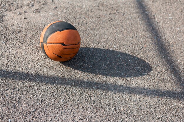 Vista frontal de baloncesto sobre asfalto