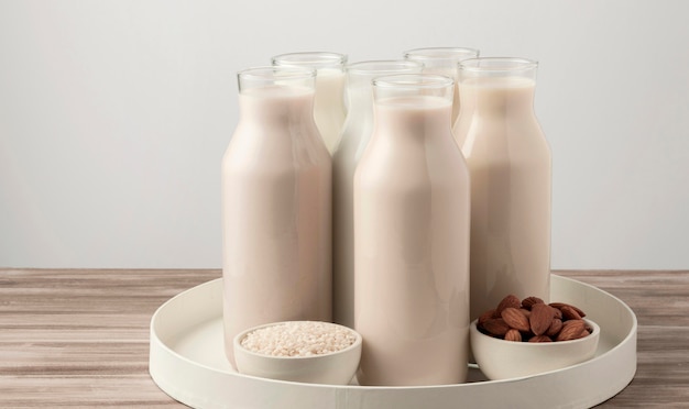 Vista frontal de la bandeja con diferentes tipos de botellas de leche.