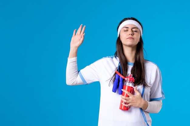 Vista frontal bastante femenina en ropa deportiva con saltar la cuerda