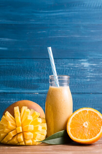 Vista frontal de batido de mango y naranja