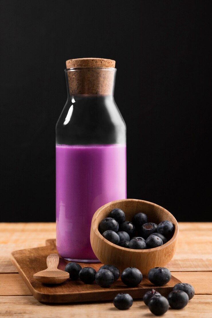 Foto gratuito vista frontal batido morado con arándanos
