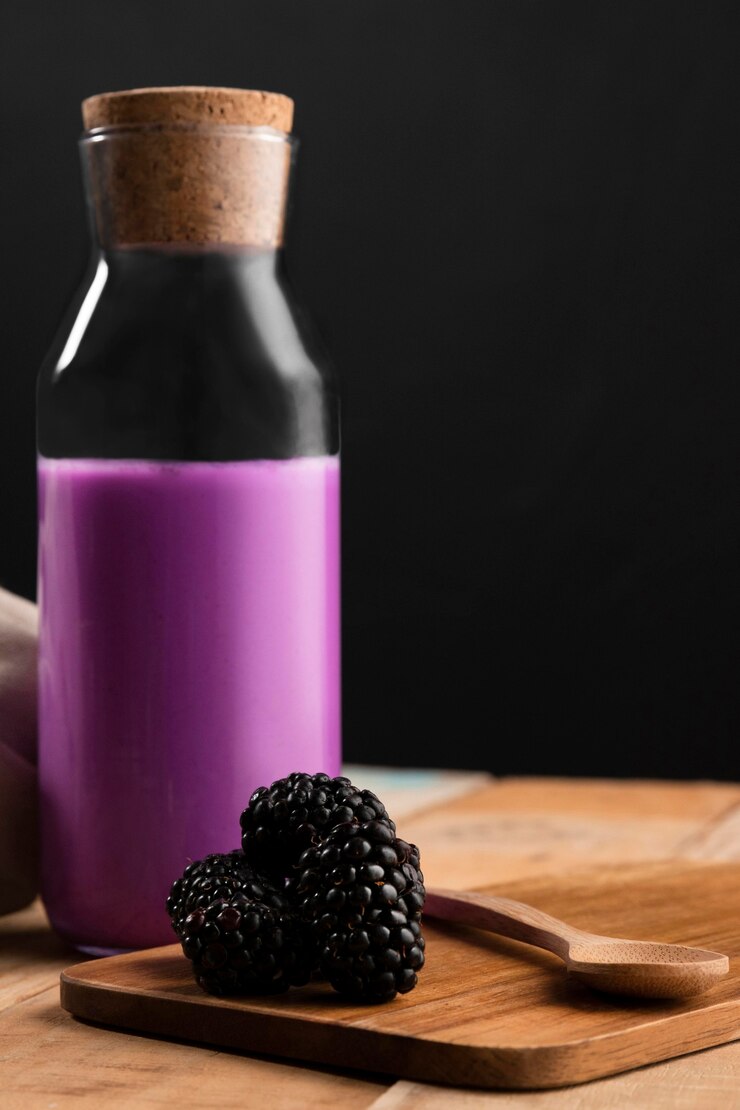 Foto gratuito vista frontal batido morado con moras