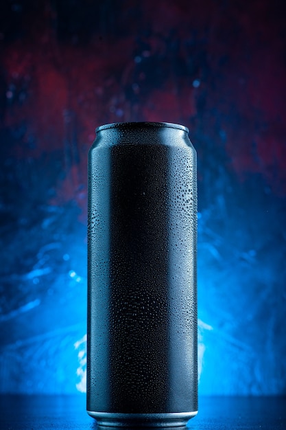 Vista frontal de la bebida energética en lata en la oscuridad de la foto de alcohol de bebida azul