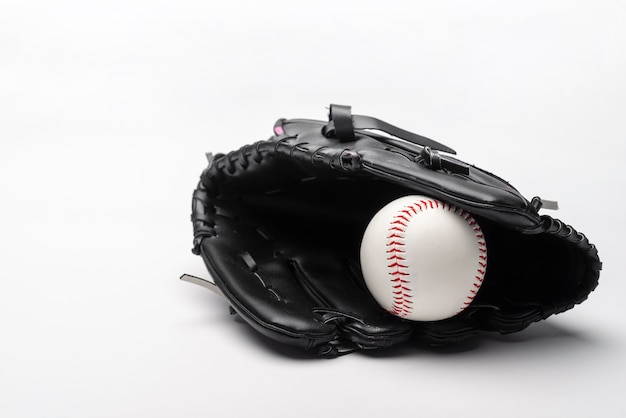 Vista frontal de béisbol en guante con espacio de copia
