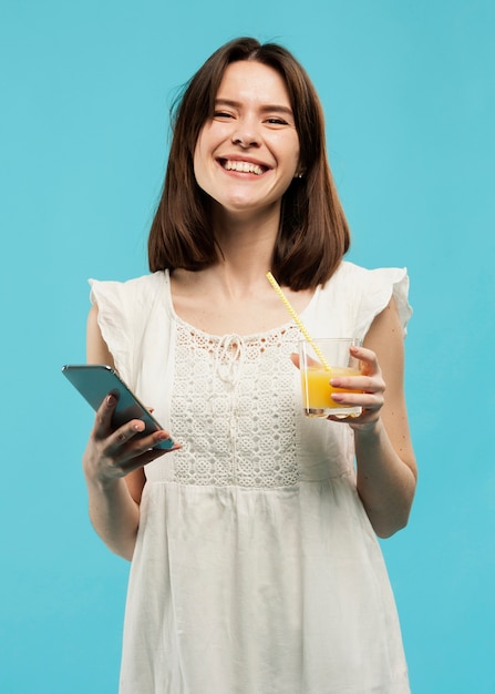 Vista frontal de la bella mujer sonriente