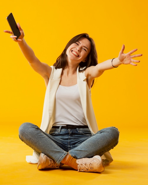 Vista frontal de la bella mujer sonriente