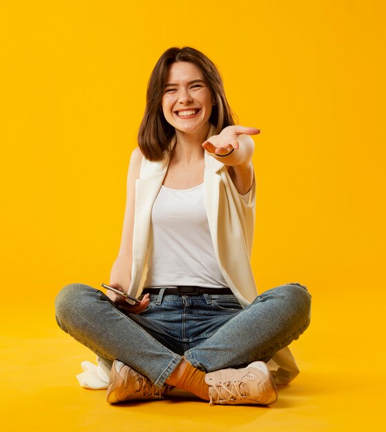 Vista frontal de la bella mujer sonriente