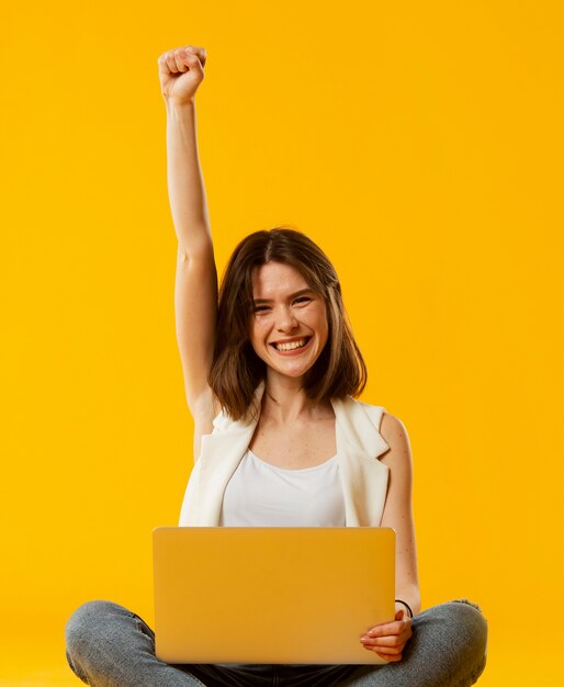 Vista frontal de la bella mujer sonriente