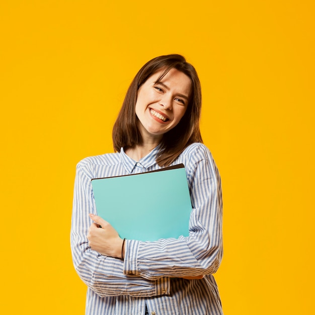 Vista frontal de la bella mujer sonriente