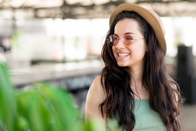 Vista frontal de la bella mujer sonriente