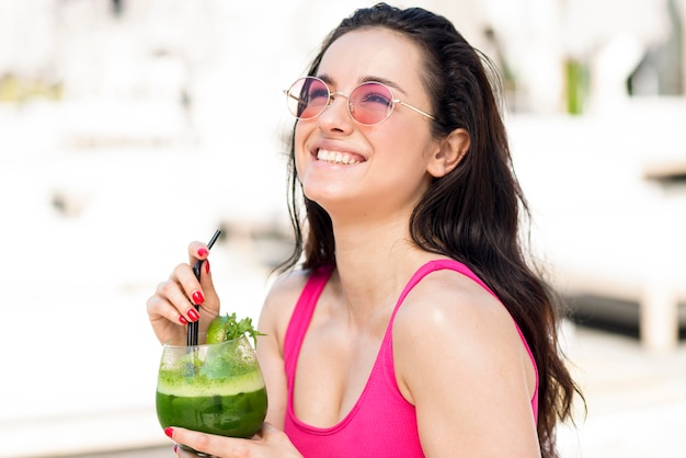 Foto gratuita vista frontal de la bella mujer sonriente