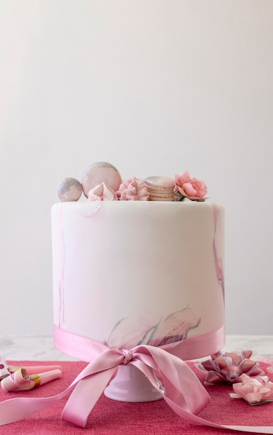 Foto gratuita vista frontal del birthady cake con espacio de copia