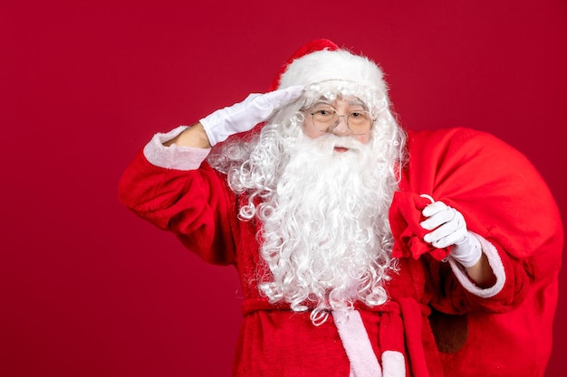 Vista frontal de la bolsa de transporte de santa claus llena de regalos en rojo emociones vacaciones año nuevo navidad