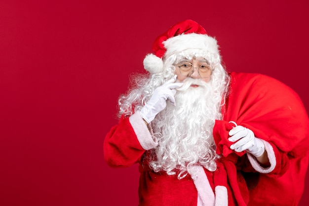 Vista frontal de la bolsa de transporte de santa claus llena de regalos en las vacaciones de navidad de año nuevo de emoción roja