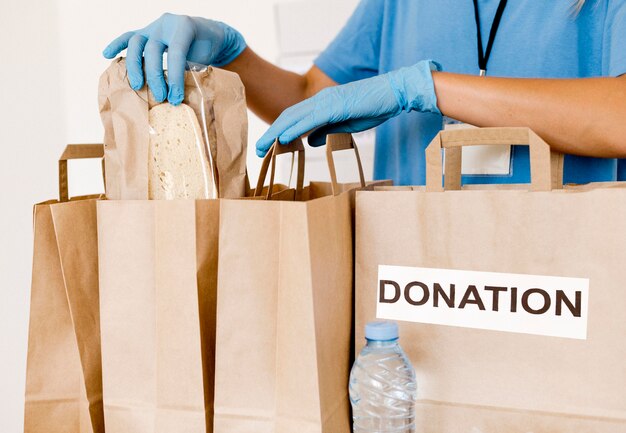 Vista frontal de bolsas con comida para donación