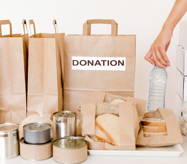 Foto gratuita vista frontal de bolsas de donación para el día de la comida