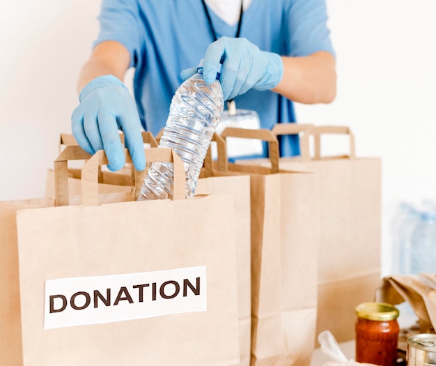 Vista frontal de bolsas de donación preparadas con provisiones