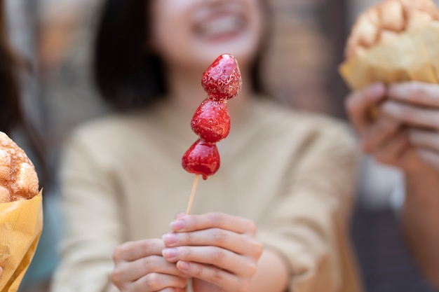 Foto gratuita vista frontal borrosa mujer sosteniendo snack