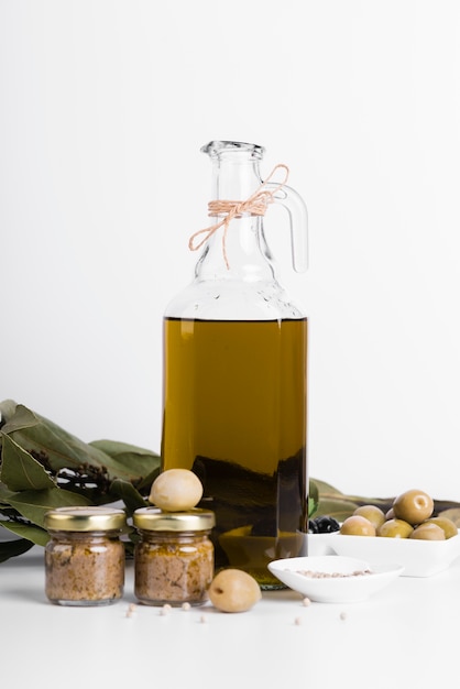 Vista frontal botella de aceite de oliva natural.