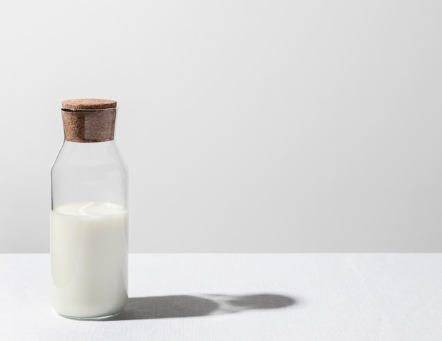 Vista frontal de la botella de leche con espacio de copia