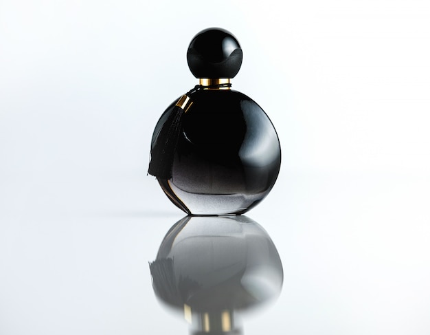 Vista frontal botella perfume botella de vidrio negro