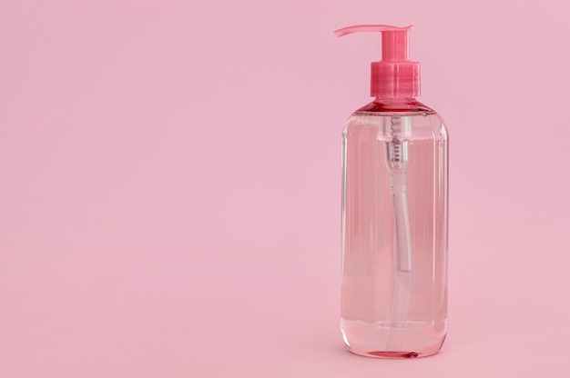 Vista frontal botella rosa de jabón líquido