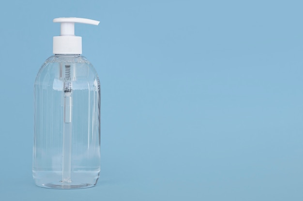 Vista frontal botella transparente de jabón líquido con espacio de copia