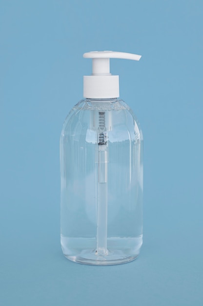Vista frontal botella transparente de jabón líquido