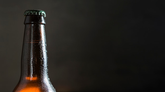 Foto gratuita vista frontal de la botella de vidrio de cerveza con espacio de copia