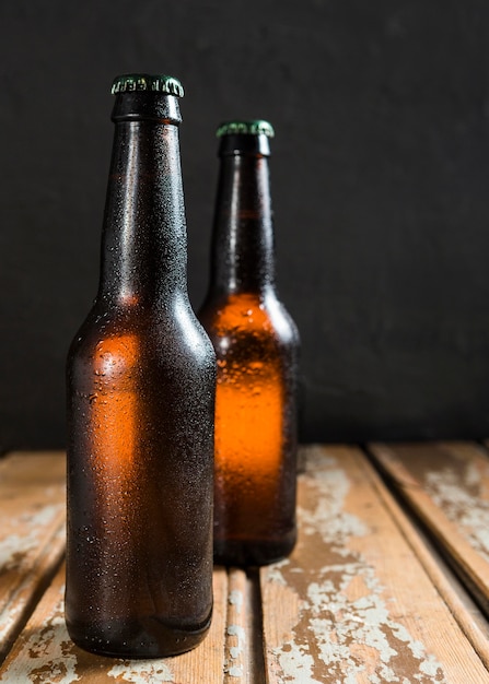 Vista frontal de botellas de vidrio de cerveza