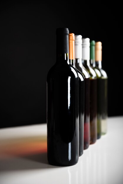 Vista frontal botellas de vino en una fila.