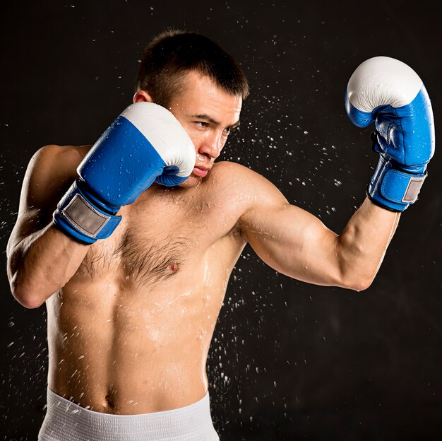 Vista frontal del boxeador masculino sin camisa