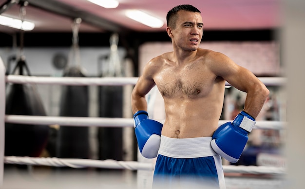 Foto gratuita vista frontal del boxeador masculino sin camisa