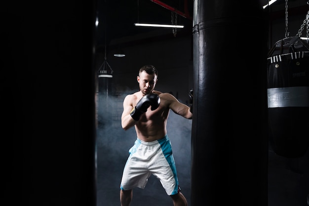 Foto gratuita vista frontal boxeador masculino entrenando para una competencia