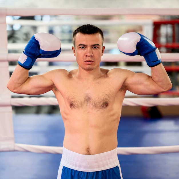 Vista frontal del boxeador masculino