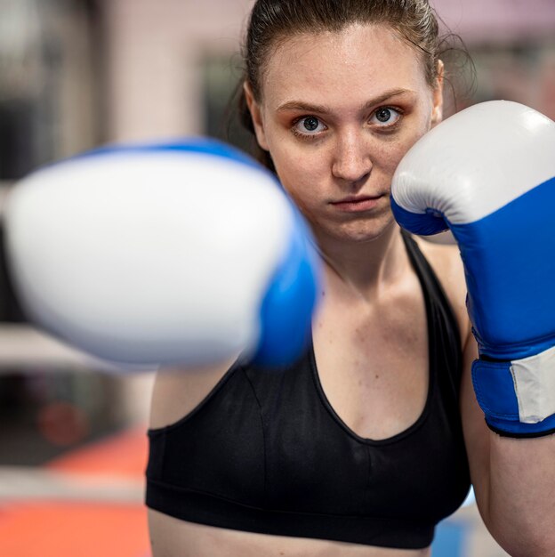 Vista frontal de la boxeadora con guantes protectores