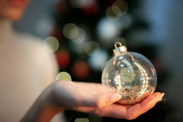 Vista frontal brillante decoración del globo del árbol de navidad