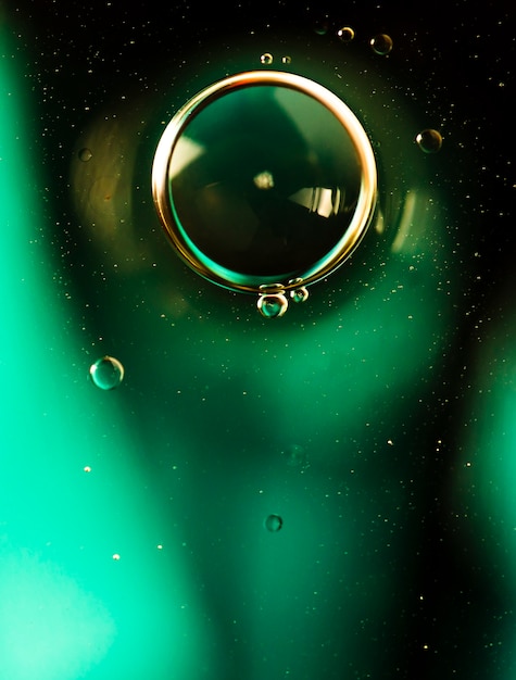 Vista frontal de burbujas enfocadas con fondo verde borroso