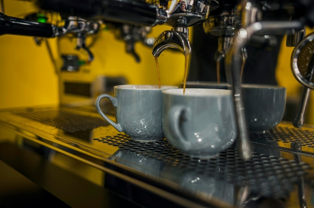 Foto gratuita vista frontal de la cafetera con tazas