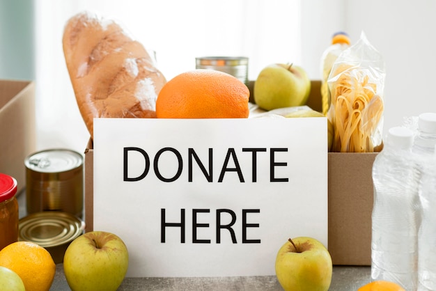 Vista frontal de la caja con comida para donación.