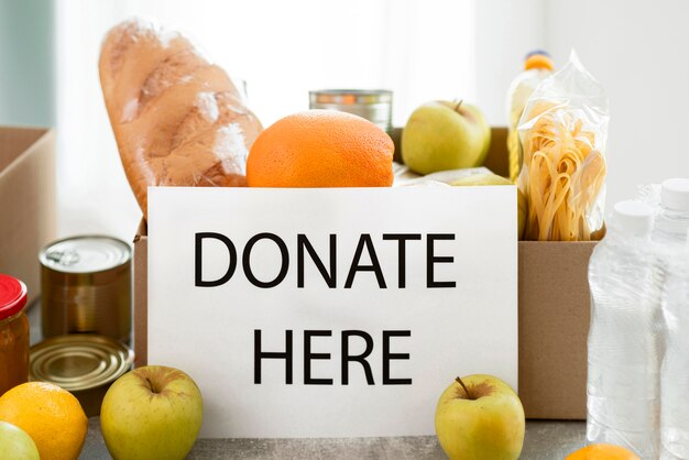 Vista frontal de la caja con comida para donación.