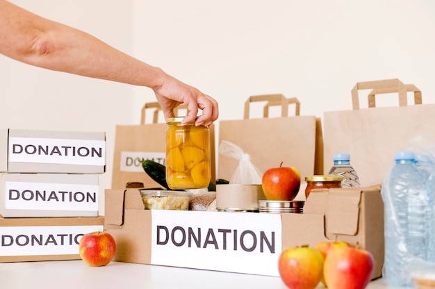 Vista frontal de la caja de donación con alimentos para caridad