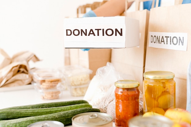 Vista frontal de la caja de donación con comida
