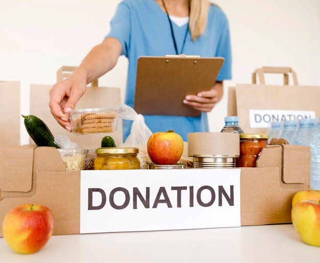 Vista frontal de la caja de donaciones con provisiones