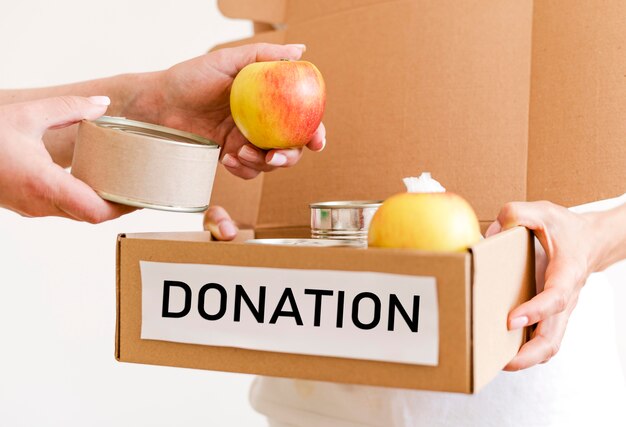 Vista frontal de la caja preparada con alimentos para caridad