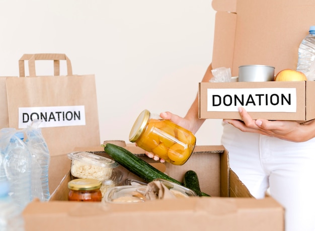 Vista frontal de la caja preparada con alimentos para donación
