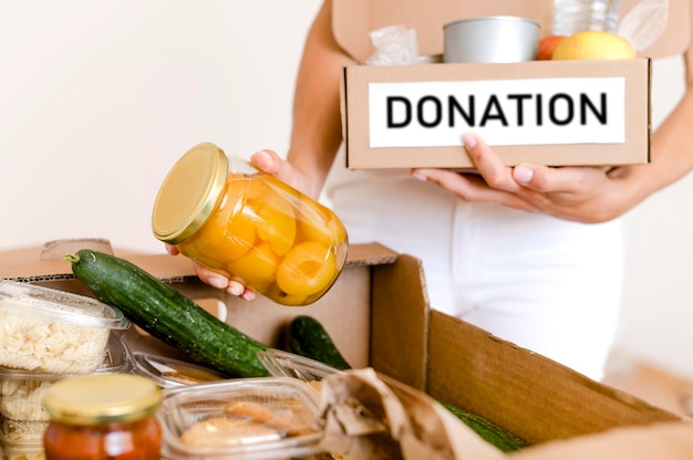 Vista frontal de la caja con provisiones para el día de la comida