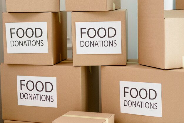 Vista frontal de cajas con disposiciones para donación.